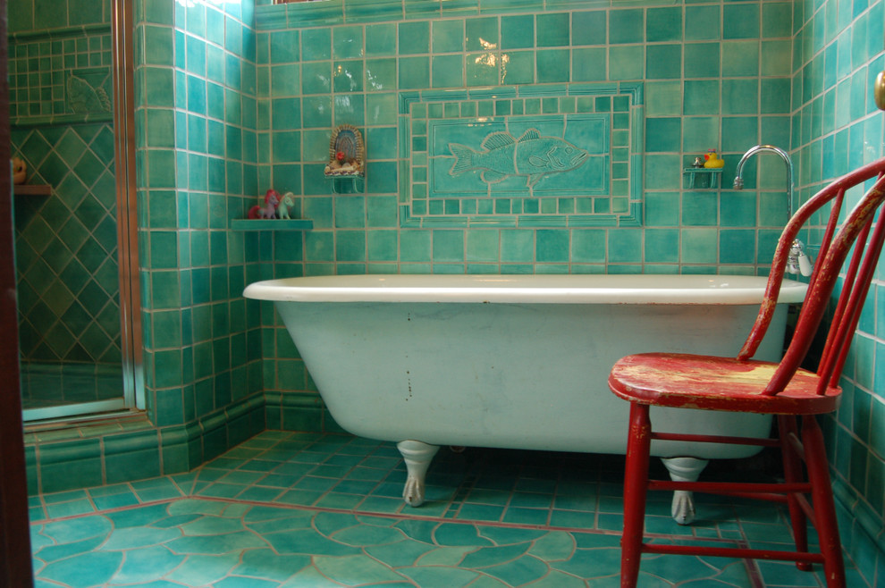 Inredning av ett klassiskt badrum, med ett badkar med tassar, mosaik och turkost golv