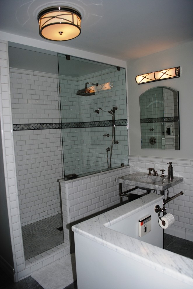 Idées déco pour une grande salle de bain principale classique avec une douche ouverte, un carrelage blanc, un carrelage métro, un lavabo suspendu, un plan de toilette en marbre, une baignoire indépendante, un mur gris et un sol en marbre.