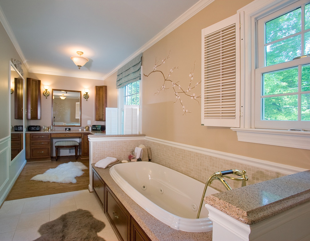 他の地域にあるトラディショナルスタイルのおしゃれな浴室 (ドロップイン型浴槽) の写真