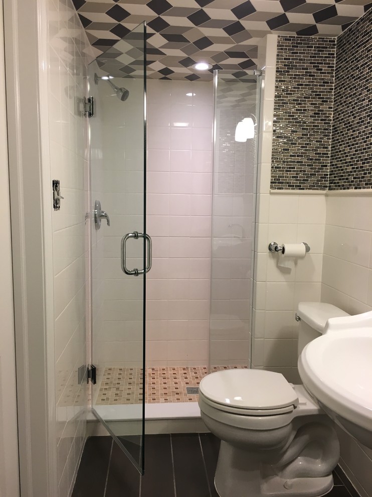 Foto di una stanza da bagno con doccia chic di medie dimensioni con doccia alcova, WC monopezzo, piastrelle nere, piastrelle in gres porcellanato, pareti bianche e parquet scuro