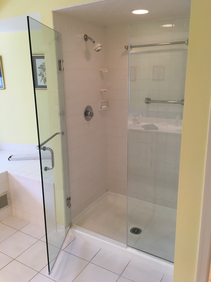 Idee per una stanza da bagno padronale classica di medie dimensioni con doccia alcova, WC monopezzo, piastrelle bianche, piastrelle in gres porcellanato, pareti gialle e pavimento con piastrelle in ceramica