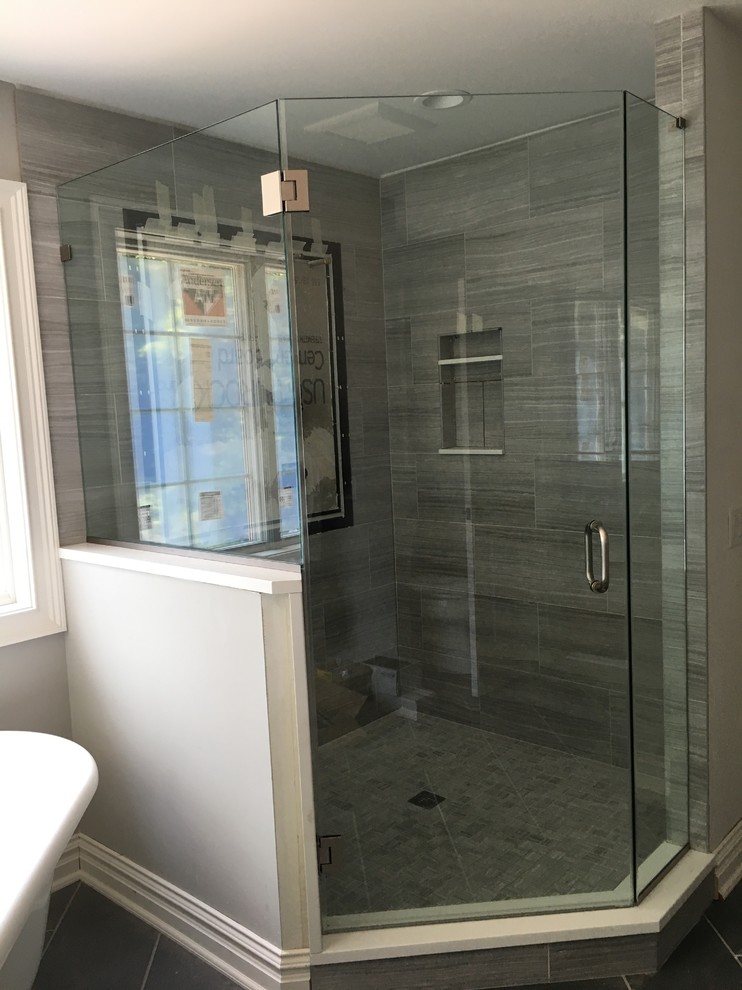 Esempio di una stanza da bagno padronale classica di medie dimensioni con doccia alcova, WC monopezzo, piastrelle nere, piastrelle grigie, piastrelle bianche, piastrelle in gres porcellanato, pareti grigie e pavimento con piastrelle in ceramica