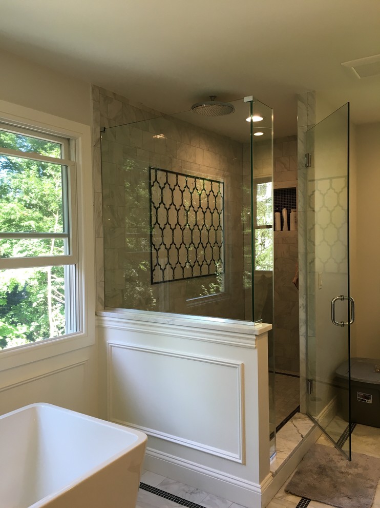 Immagine di una stanza da bagno padronale classica di medie dimensioni con vasca freestanding, doccia alcova, WC monopezzo, piastrelle beige, piastrelle nere, piastrelle marroni, piastrelle in gres porcellanato, pareti beige e pavimento in marmo