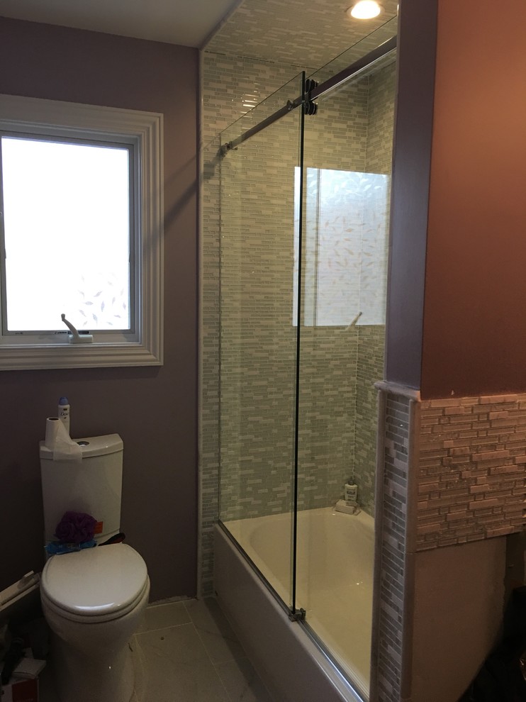 Cette photo montre une salle d'eau chic de taille moyenne avec une baignoire en alcôve, un combiné douche/baignoire, WC à poser, un carrelage gris, un carrelage blanc, des carreaux en allumettes, un mur marron, un sol en carrelage de porcelaine, un lavabo encastré et un plan de toilette en marbre.