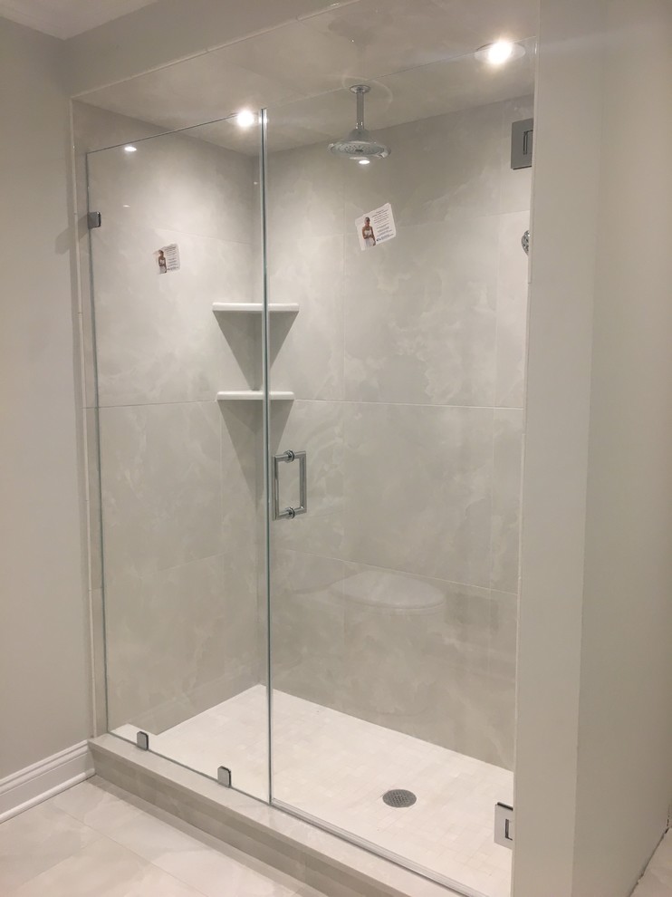 Bild på ett mellanstort vintage en-suite badrum, med en dusch i en alkov, en toalettstol med hel cisternkåpa, grå kakel, vit kakel, porslinskakel, klinkergolv i porslin, marmorbänkskiva och grå väggar