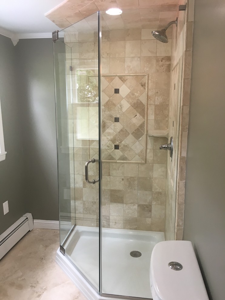 Foto di una stanza da bagno padronale classica di medie dimensioni con doccia alcova, WC monopezzo, piastrelle beige, piastrelle in pietra, pareti beige e pavimento con piastrelle in ceramica