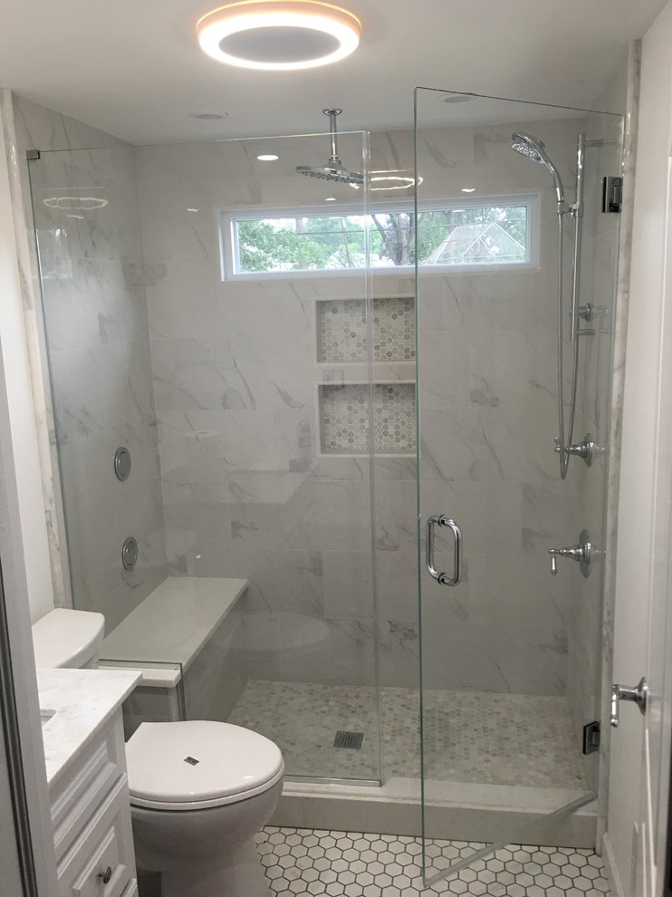 Idéer för mellanstora vintage badrum med dusch, med luckor med upphöjd panel, vita skåp, en dusch i en alkov, en toalettstol med hel cisternkåpa, grå kakel, vit kakel, porslinskakel, vita väggar, mosaikgolv, ett undermonterad handfat och marmorbänkskiva
