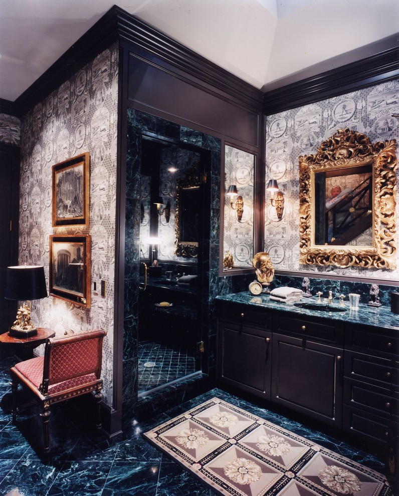 Exempel på ett klassiskt badrum, med svarta skåp, en dusch i en alkov och blått golv