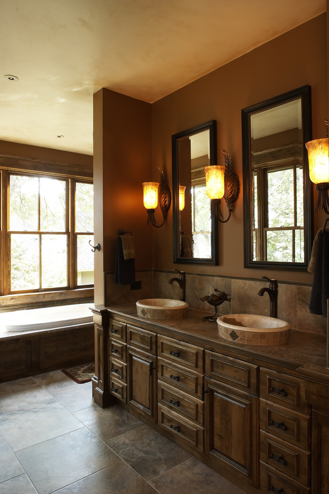 На фото: ванная комната в классическом стиле с накладной раковиной с