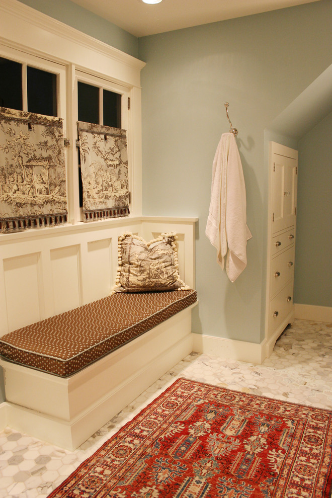 Aménagement d'une salle de bain classique avec mosaïque.