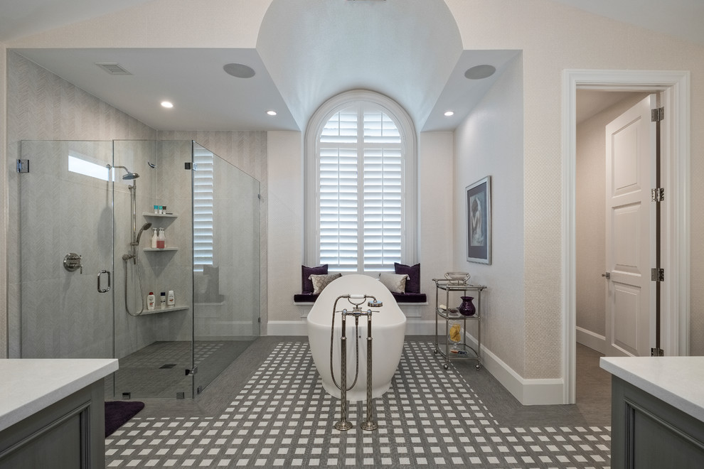 Foto di una stanza da bagno padronale tradizionale con ante grigie, vasca freestanding, piastrelle grigie, pareti beige, pavimento grigio e top bianco