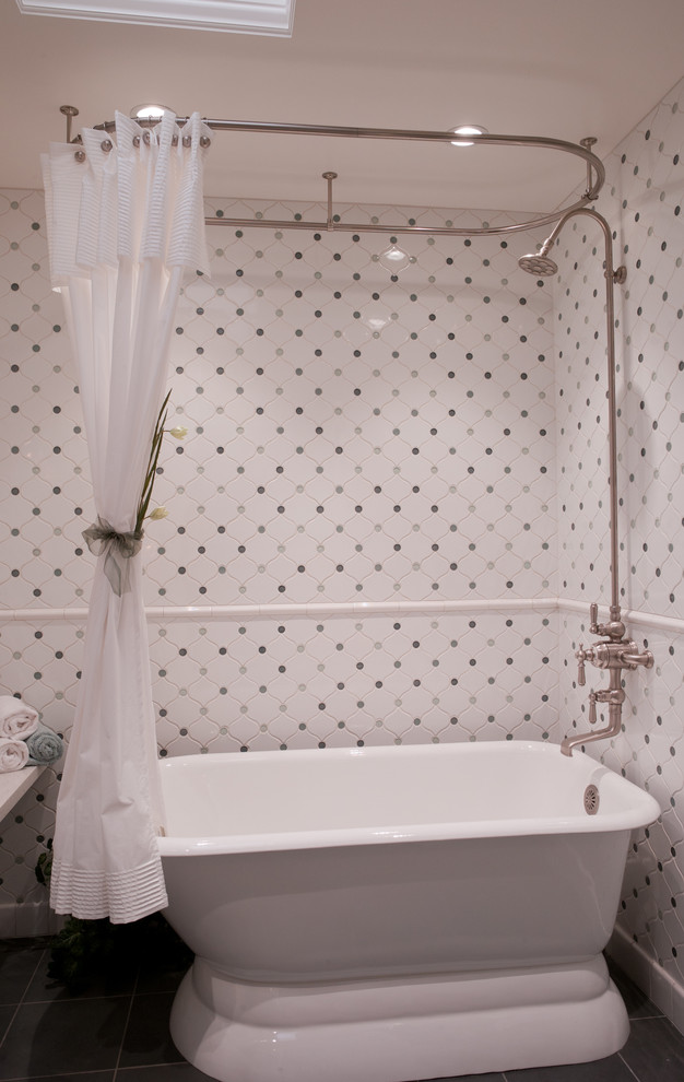 サンフランシスコにあるトラディショナルスタイルのおしゃれな浴室 (置き型浴槽、シャワー付き浴槽	、マルチカラーのタイル) の写真