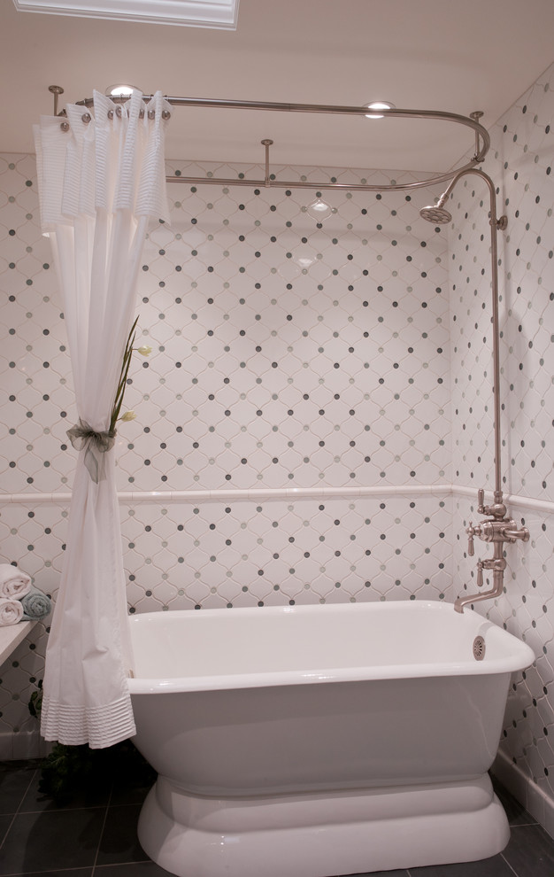 Ejemplo de cuarto de baño clásico con bañera exenta, combinación de ducha y bañera y baldosas y/o azulejos multicolor