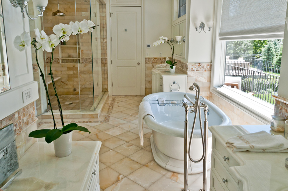 Aménagement d'une salle de bain principale classique avec un placard avec porte à panneau surélevé, des portes de placard blanches, une baignoire indépendante, un sol en carrelage de céramique et un carrelage beige.