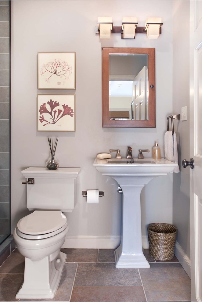 Идея дизайна: ванная комната: освещение в классическом стиле с раковиной с пьедесталом