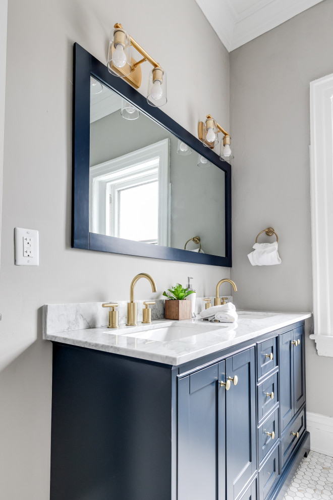 Foto de cuarto de baño doble y a medida clásico de tamaño medio con armarios estilo shaker, puertas de armario azules, paredes grises, suelo de baldosas de porcelana, aseo y ducha, lavabo bajoencimera, suelo gris y encimeras grises