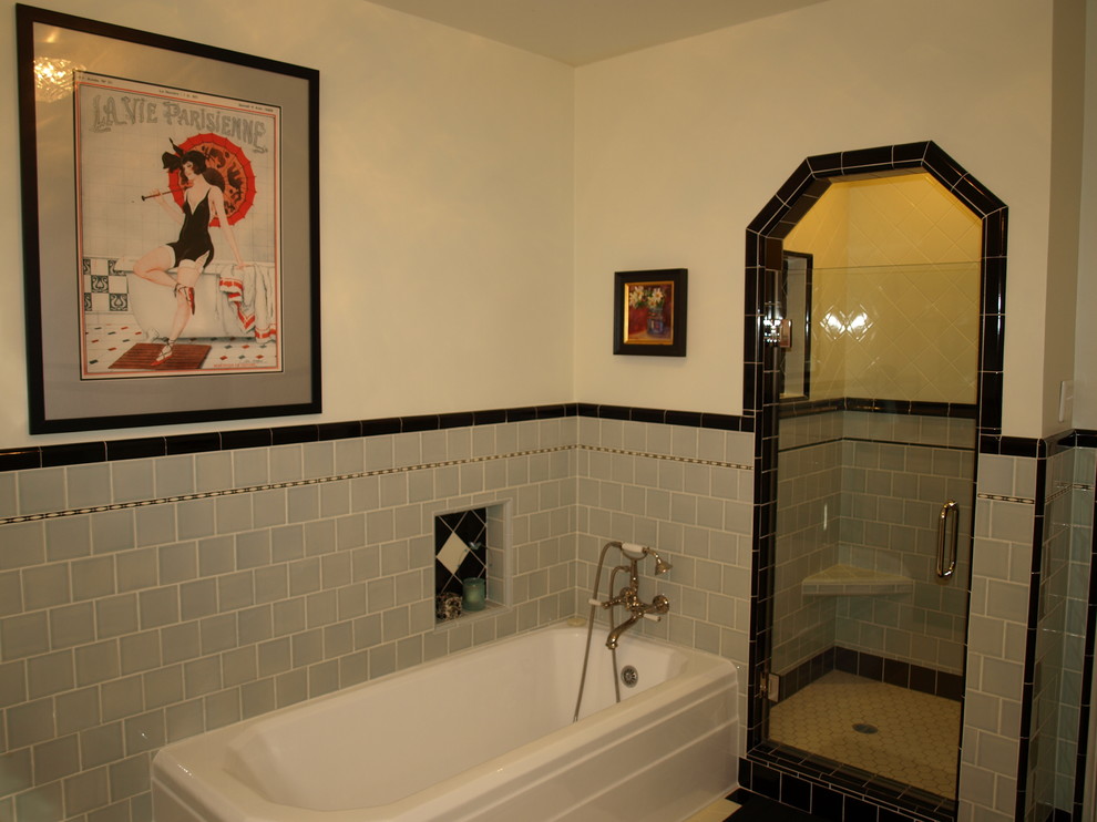 Idee per una stanza da bagno padronale tradizionale di medie dimensioni con vasca ad alcova, doccia alcova, piastrelle blu, piastrelle in ceramica, pareti bianche e pavimento con piastrelle in ceramica