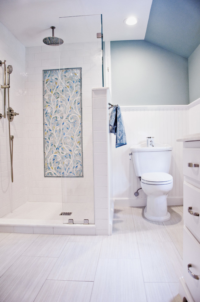 Пример оригинального дизайна: ванная комната среднего размера в классическом стиле с фасадами с выступающей филенкой, белыми фасадами, угловым душем, раздельным унитазом, белой плиткой, душевой кабиной и душем с распашными дверями