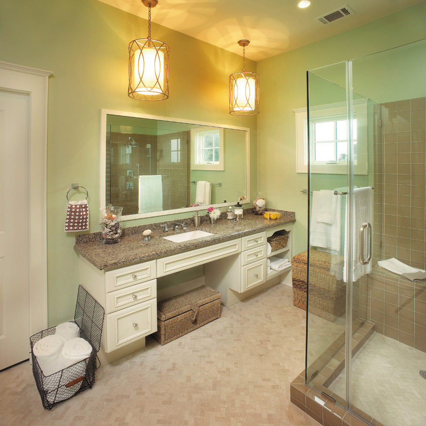 Источник вдохновения для домашнего уюта: главная ванная комната среднего размера в классическом стиле с монолитной раковиной, фасадами с утопленной филенкой, белыми фасадами, угловым душем и зелеными стенами