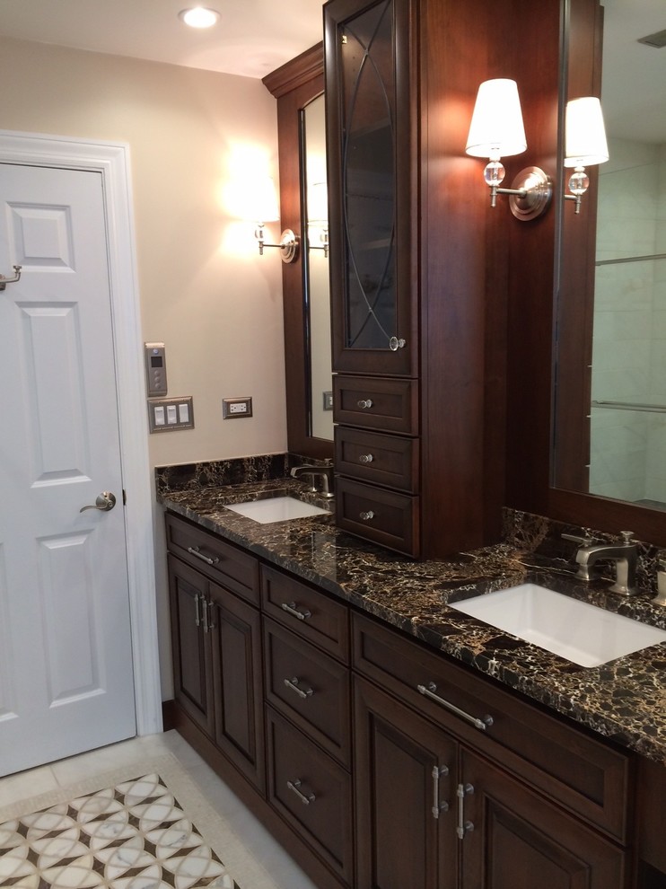 Idee per una stanza da bagno padronale classica con ante in legno bruno, lavabo sottopiano, ante con bugna sagomata e pareti beige