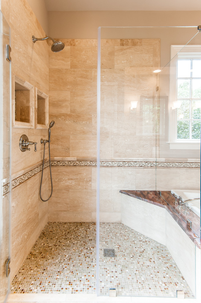 Idéer för ett stort klassiskt en-suite badrum, med ett platsbyggt badkar, en kantlös dusch, beige kakel, stenkakel, beige väggar, travertin golv, ett undermonterad handfat och granitbänkskiva