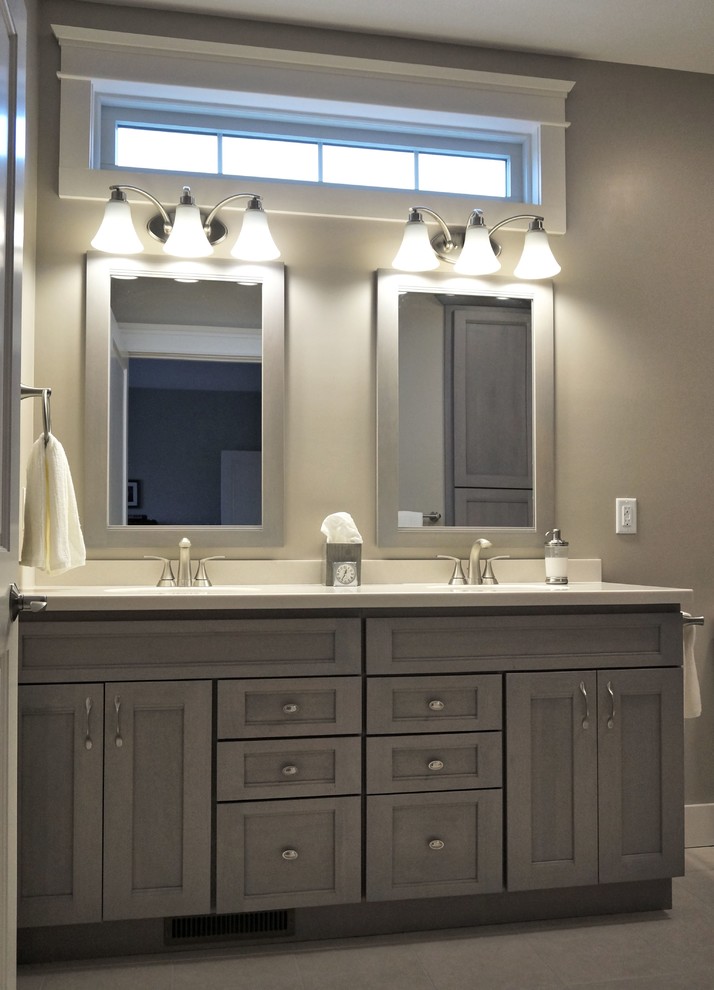 На фото: главная ванная комната среднего размера в классическом стиле с серыми фасадами, серой плиткой, фасадами с утопленной филенкой, душем в нише, монолитной раковиной и серыми стенами