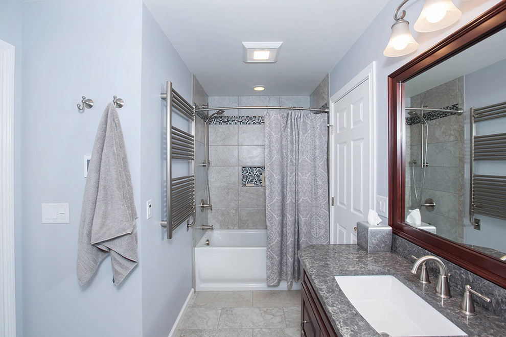 Inredning av ett klassiskt mellanstort grå grått en-suite badrum, med luckor med upphöjd panel, skåp i mörkt trä, ett badkar i en alkov, en dusch i en alkov, en toalettstol med separat cisternkåpa, grå väggar, ett undermonterad handfat, grått golv och dusch med duschdraperi