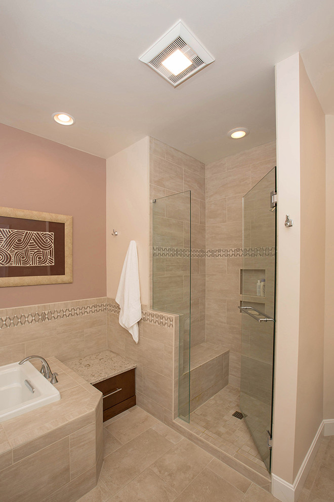 Пример оригинального дизайна: большая главная ванная комната в классическом стиле с фасадами в стиле шейкер, фасадами цвета дерева среднего тона, ванной в нише, душем в нише, бежевой плиткой, коричневой плиткой, керамической плиткой, бежевыми стенами, полом из керамической плитки, врезной раковиной, столешницей из гранита, черным полом, душем с распашными дверями и бежевой столешницей