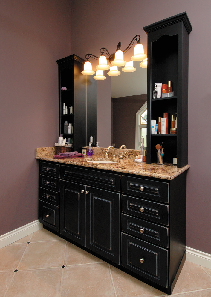 Стильный дизайн: большая главная ванная комната в классическом стиле с черными фасадами, фиолетовыми стенами, монолитной раковиной, фасадами с выступающей филенкой, накладной ванной, угловым душем и коричневой плиткой - последний тренд