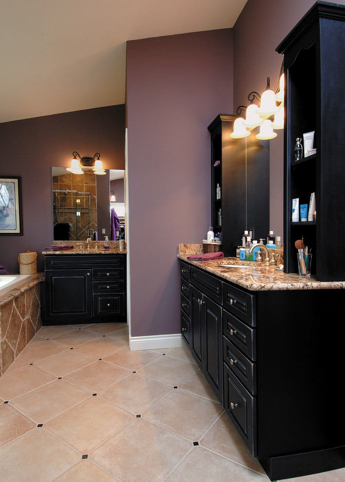 Exemple d'une grande salle de bain principale chic avec un placard avec porte à panneau surélevé, des portes de placard noires, une baignoire posée, une douche d'angle, un carrelage marron et un mur violet.