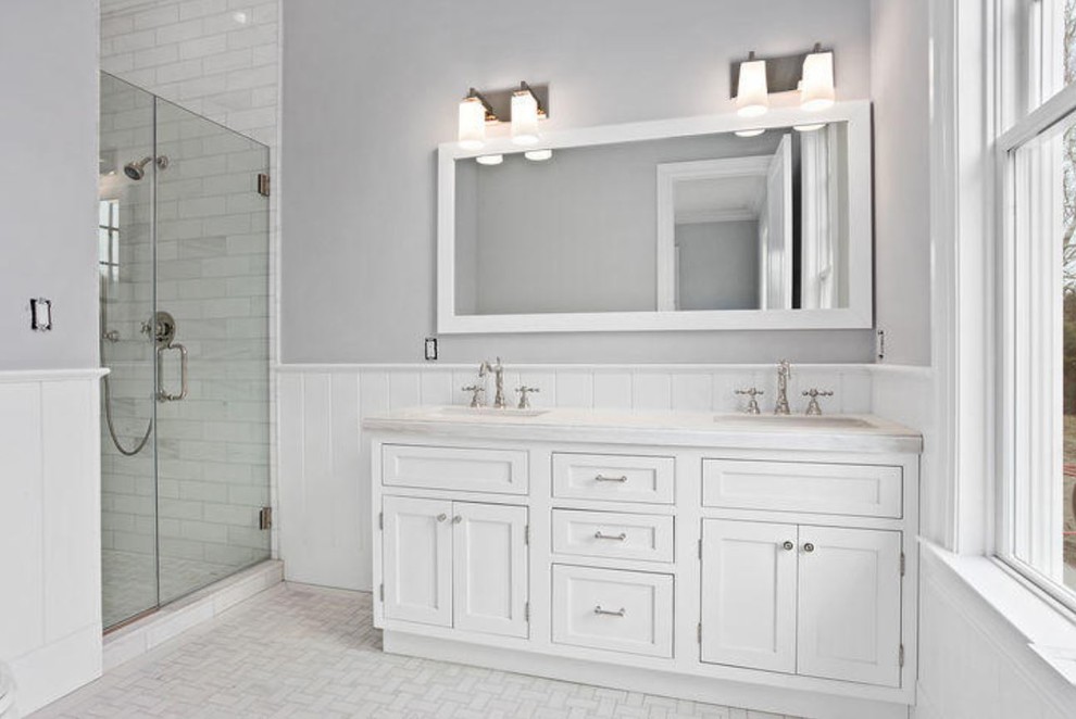 На фото: большая главная ванная комната в классическом стиле с белыми фасадами, фасадами с утопленной филенкой, душем в нише и белой плиткой