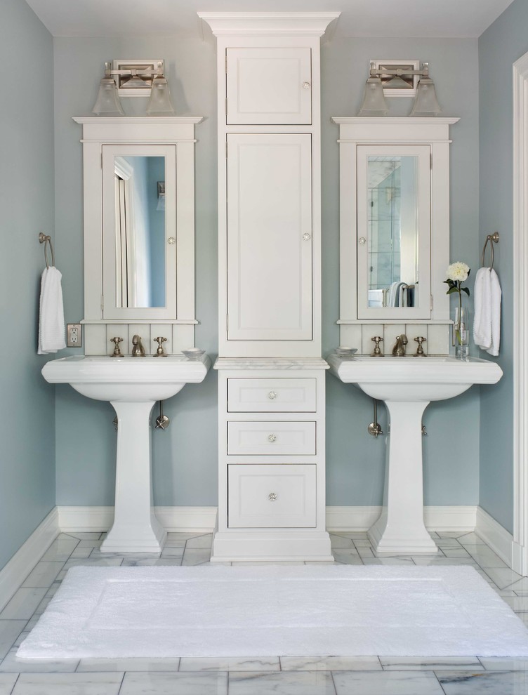 Идея дизайна: ванная комната в классическом стиле с раковиной с пьедесталом, фасадами в стиле шейкер, белыми фасадами и синими стенами