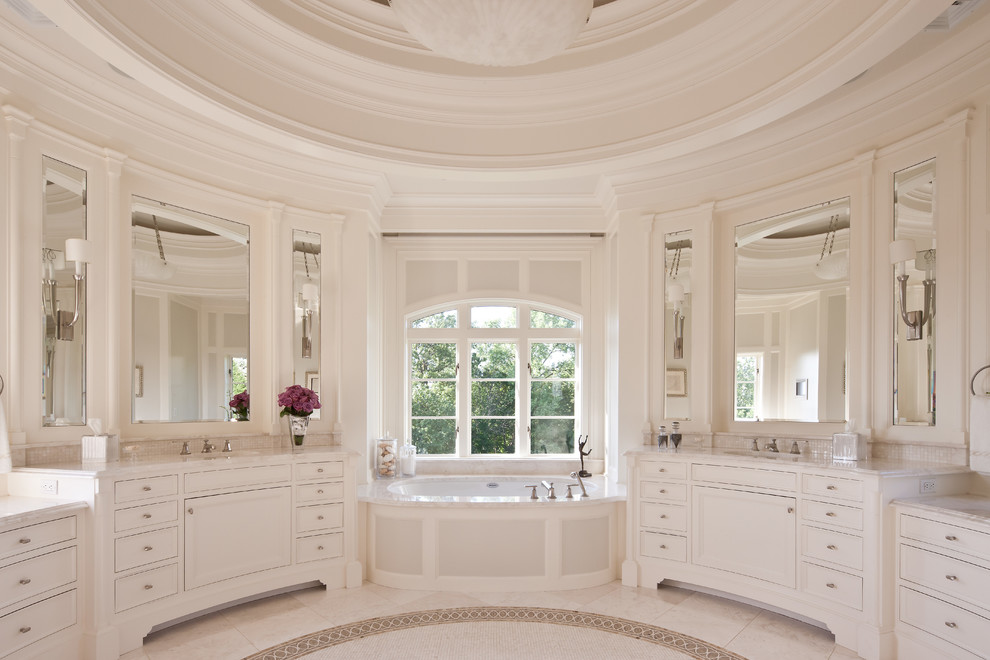 Esempio di una stanza da bagno chic con ante con riquadro incassato, ante bianche, vasca ad alcova e piastrelle bianche