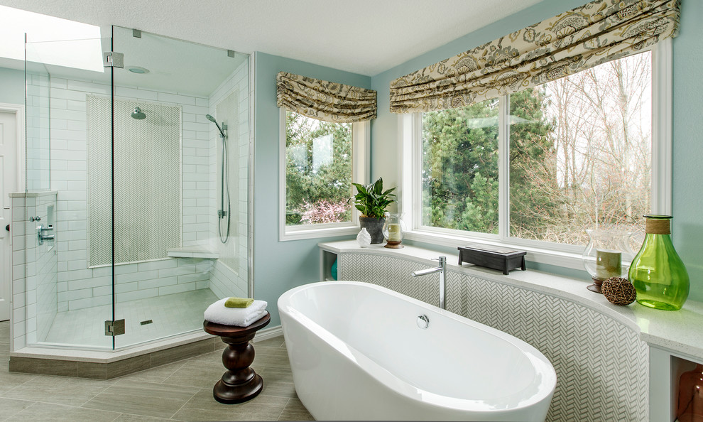 Foto de cuarto de baño clásico con bañera exenta y baldosas y/o azulejos de cemento