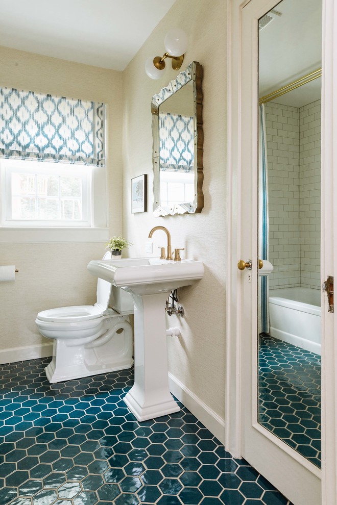На фото: главная ванная комната в классическом стиле с раздельным унитазом, бежевыми стенами, консольной раковиной и синим полом с