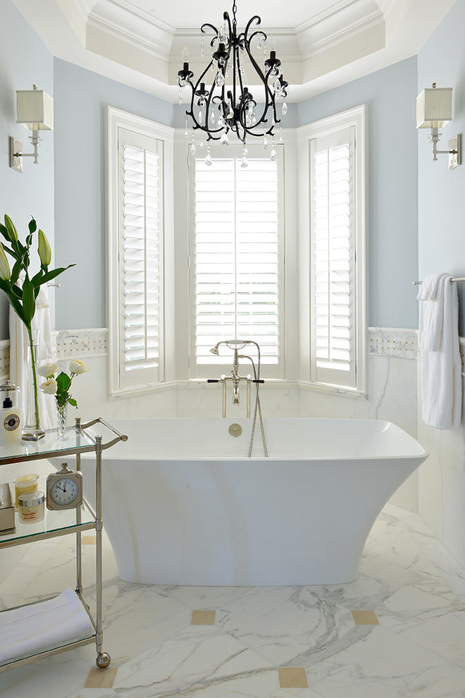 Inspiration för ett vintage badrum, med ett fristående badkar och blå väggar