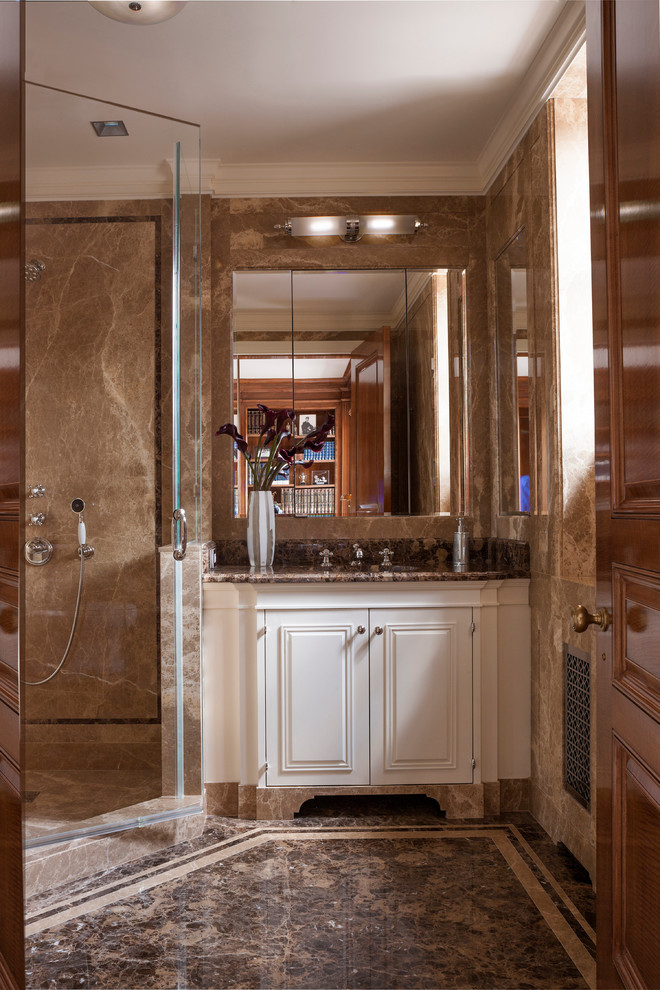 Aménagement d'une salle de bain classique avec un placard avec porte à panneau surélevé, des portes de placard blanches, une douche d'angle, un mur marron et un plan de toilette marron.