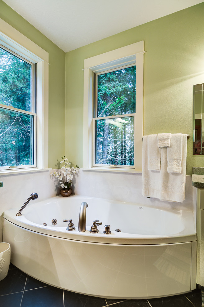 Klassisches Badezimmer mit Eckbadewanne und offener Dusche in Portland
