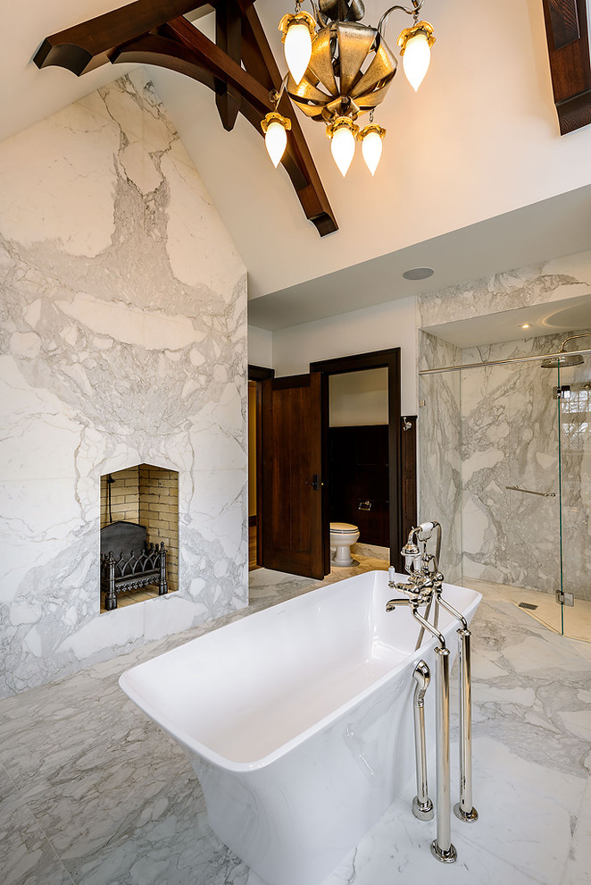 Стильный дизайн: совмещенный санузел в классическом стиле с отдельно стоящей ванной, душем в нише, белой плиткой и плиткой из листового камня - последний тренд