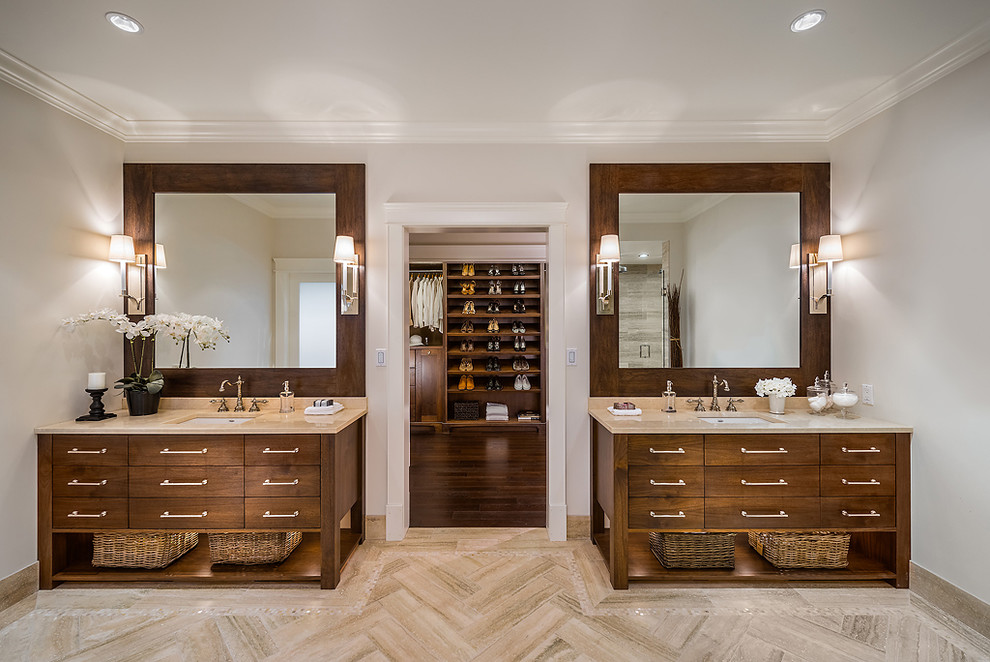 Ispirazione per una stanza da bagno classica con lavabo sottopiano, ante in legno bruno e piastrelle beige
