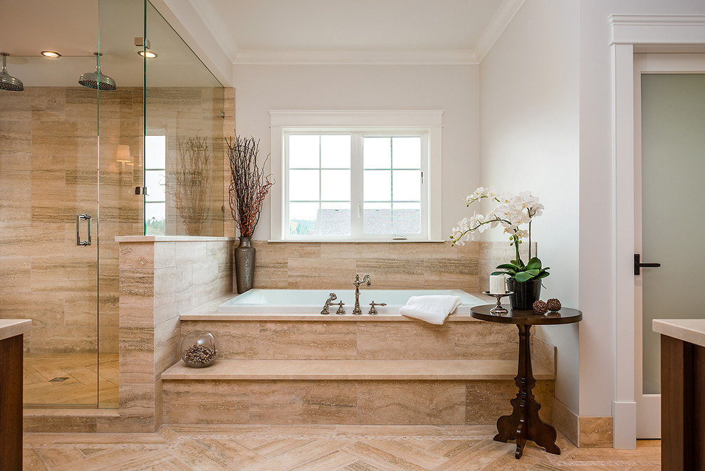 На фото: ванная комната в классическом стиле с ванной в нише, двойным душем и бежевой плиткой