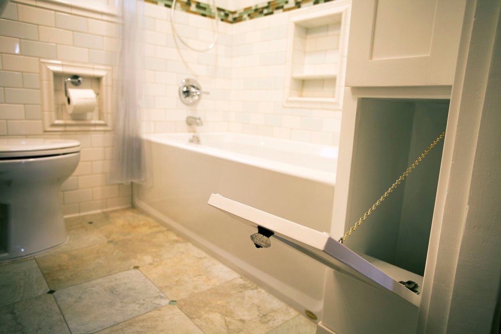 На фото: маленькая ванная комната в классическом стиле с фасадами в стиле шейкер, белыми фасадами, разноцветной плиткой, керамогранитной плиткой, полом из керамогранита, ванной в нише и душем над ванной для на участке и в саду