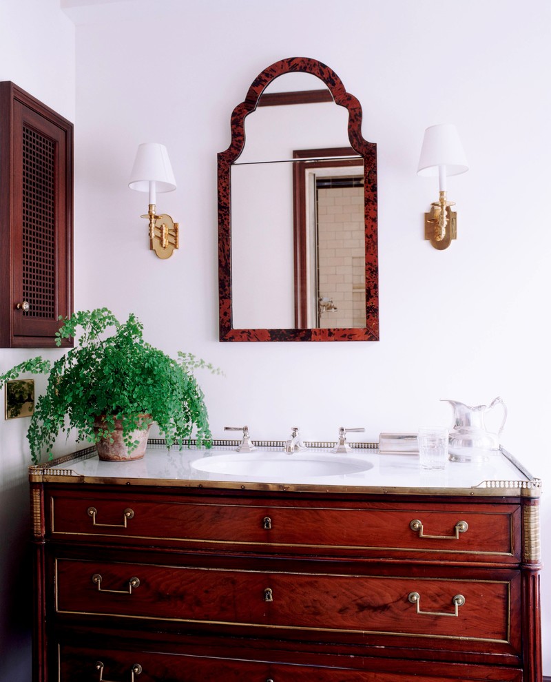 Пример оригинального дизайна: ванная комната в классическом стиле с врезной раковиной, темными деревянными фасадами и фасадами с утопленной филенкой