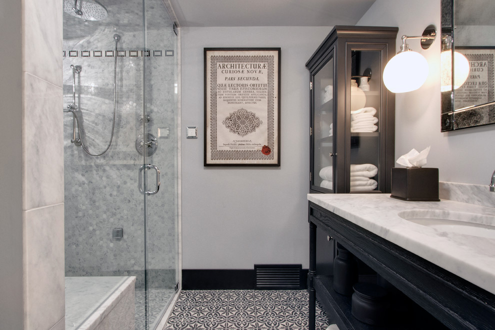 Idéer för att renovera ett litet vintage badrum med dusch, med ett undermonterad handfat, svarta skåp, marmorbänkskiva, en kantlös dusch, en toalettstol med hel cisternkåpa, svart kakel, grå väggar, betonggolv och öppna hyllor