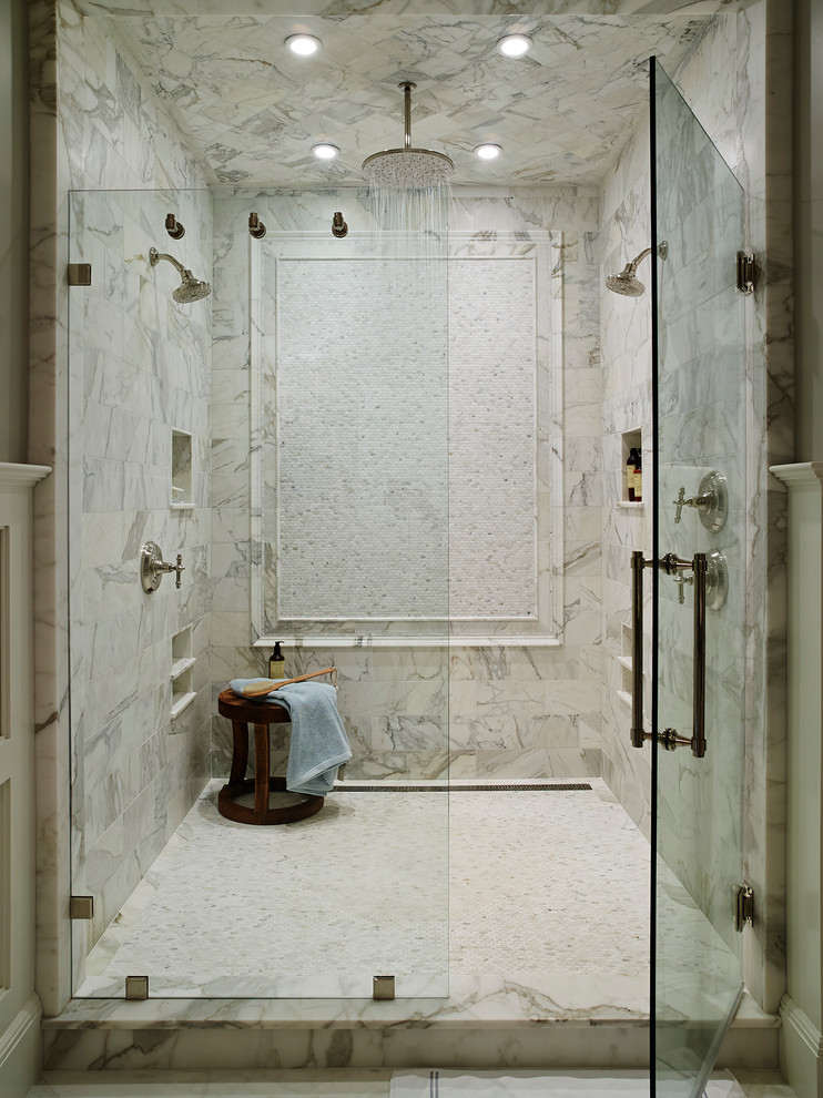 Ispirazione per una stanza da bagno chic con doccia alcova