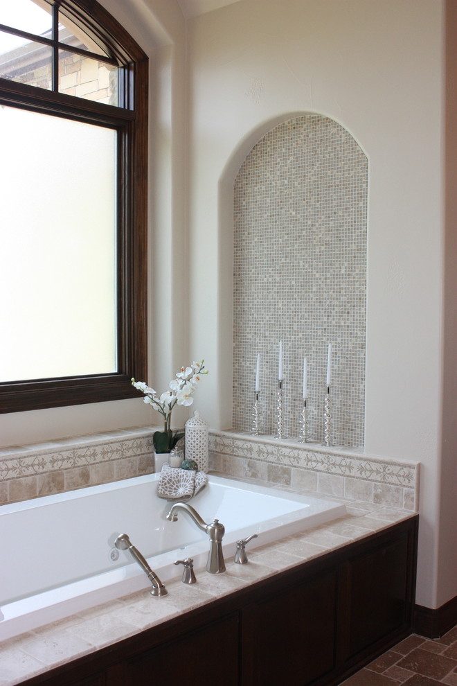 Foto di una stanza da bagno chic con piastrelle a mosaico e nicchia