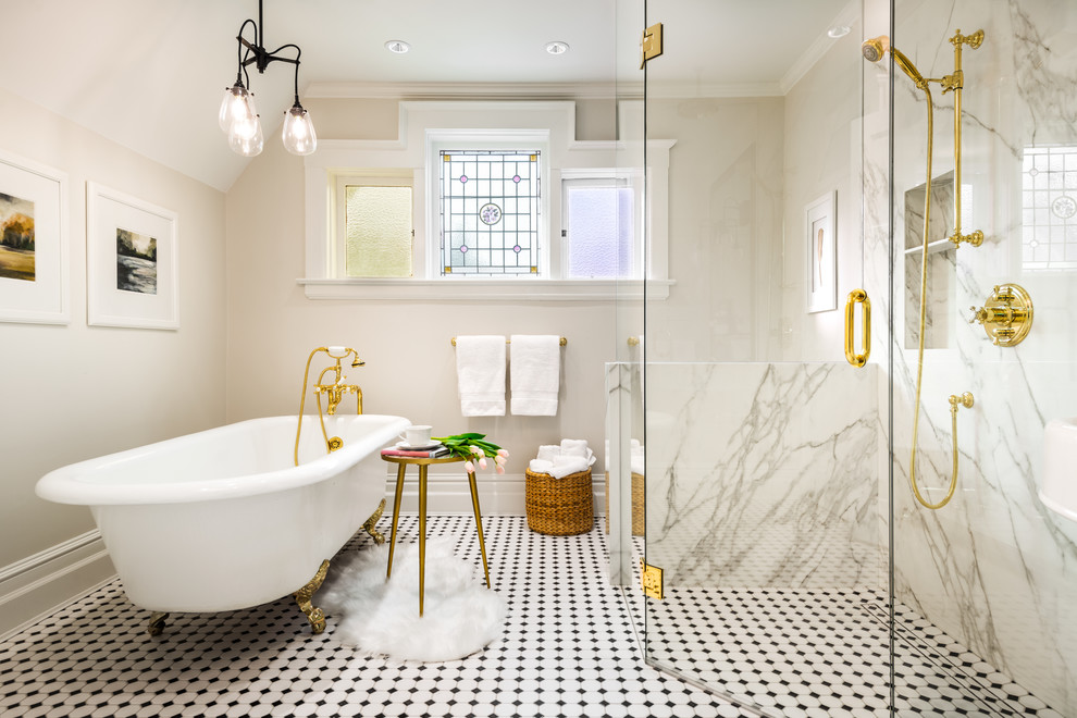Свежая идея для дизайна: главная, серо-белая ванная комната среднего размера в классическом стиле с ванной на ножках, душем без бортиков, унитазом-моноблоком, черно-белой плиткой, мраморной плиткой, белыми стенами, полом из керамогранита, раковиной с пьедесталом, разноцветным полом и душем с распашными дверями - отличное фото интерьера