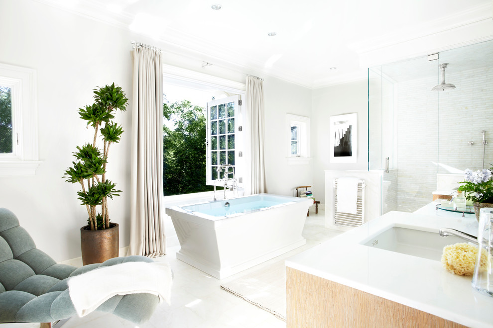Exempel på ett klassiskt en-suite badrum, med ett undermonterad handfat och ett fristående badkar