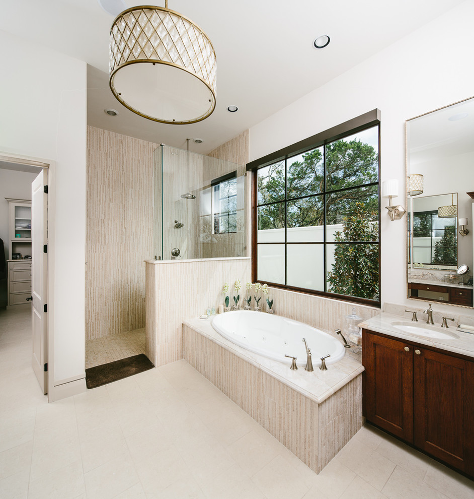Пример оригинального дизайна: ванная комната в классическом стиле с врезной раковиной, фасадами с утопленной филенкой, темными деревянными фасадами, накладной ванной, открытым душем, бежевой плиткой, удлиненной плиткой, белыми стенами и открытым душем