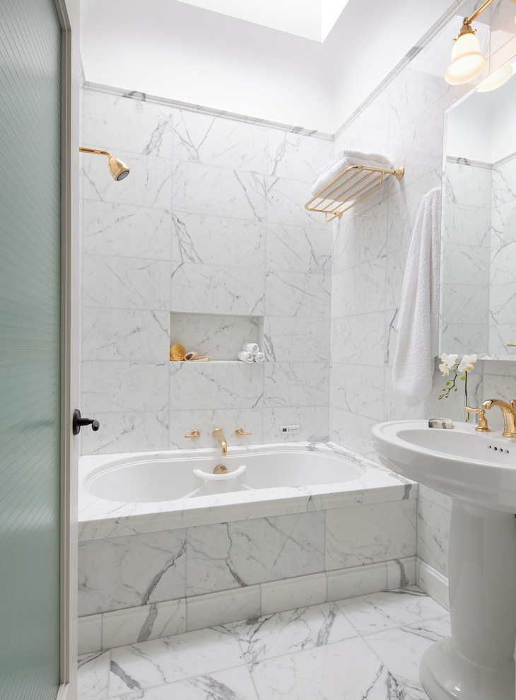 Klassisches Badezimmer mit Sockelwaschbecken, Unterbauwanne, Duschbadewanne, weißen Fliesen und weißer Wandfarbe in San Francisco